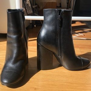 Marc Fisher bootie in size 5